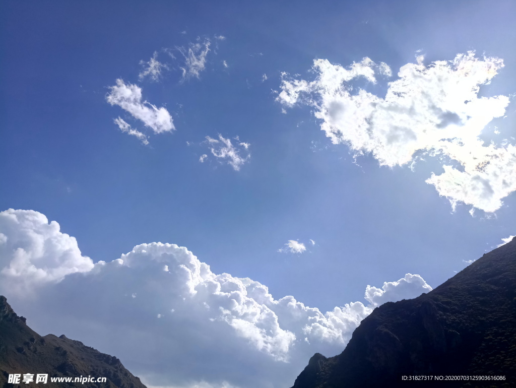 蓝天白云大山
