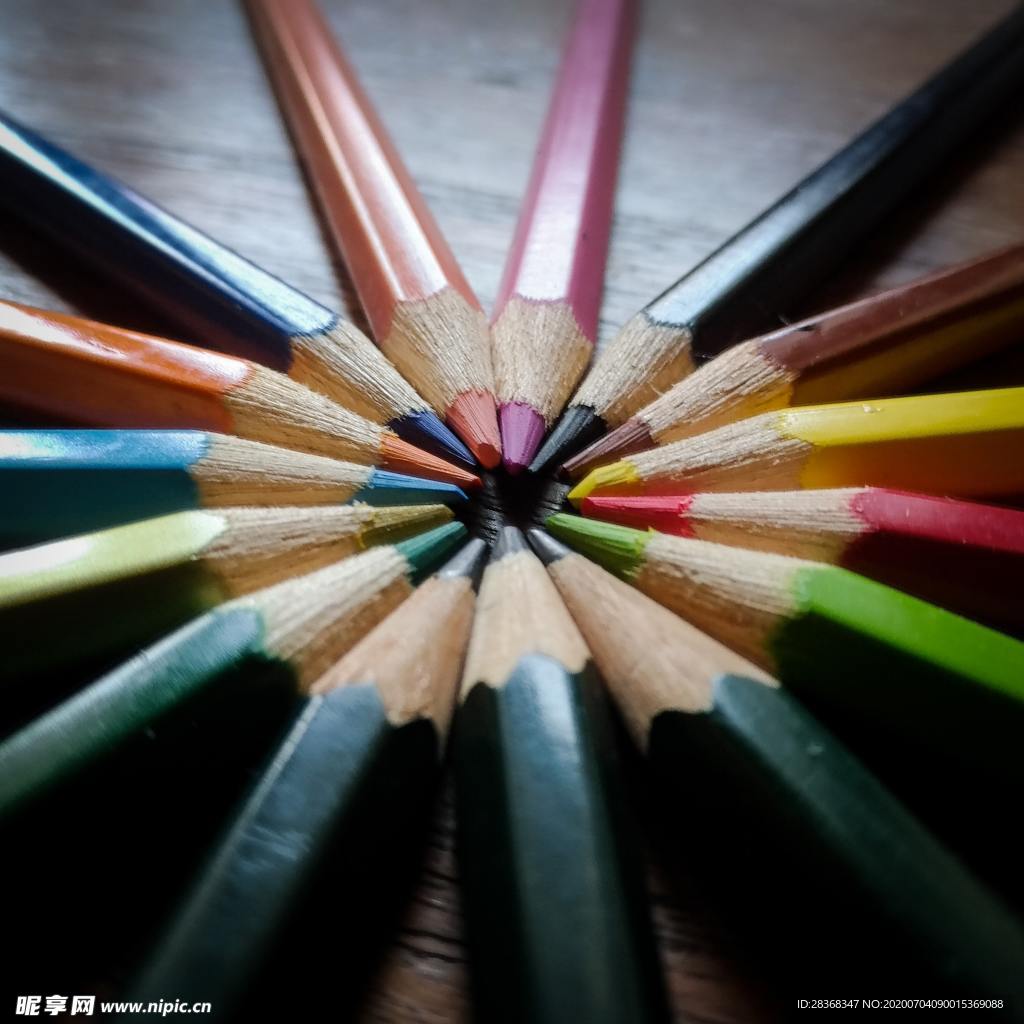 五彩铅笔