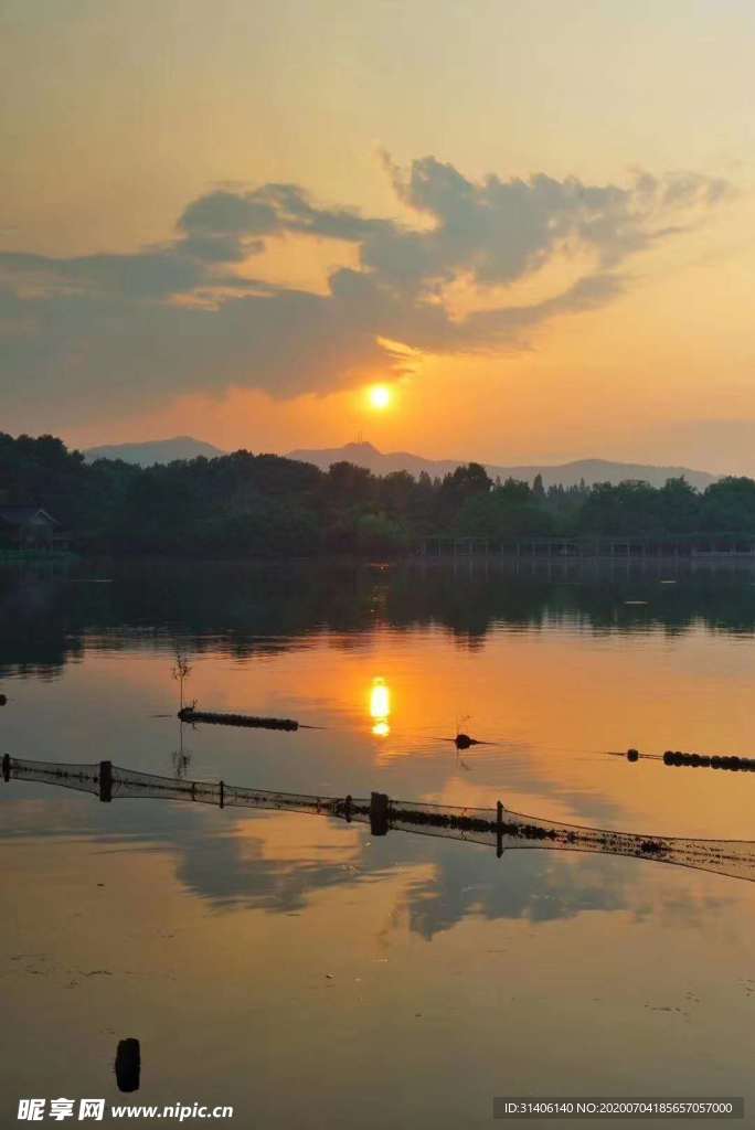 夕阳倒影图片