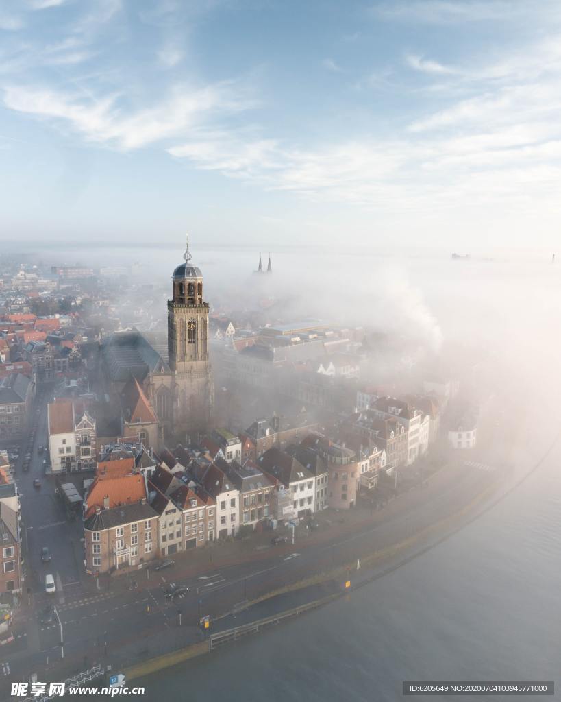 清晨烟雾缭绕的海边城市