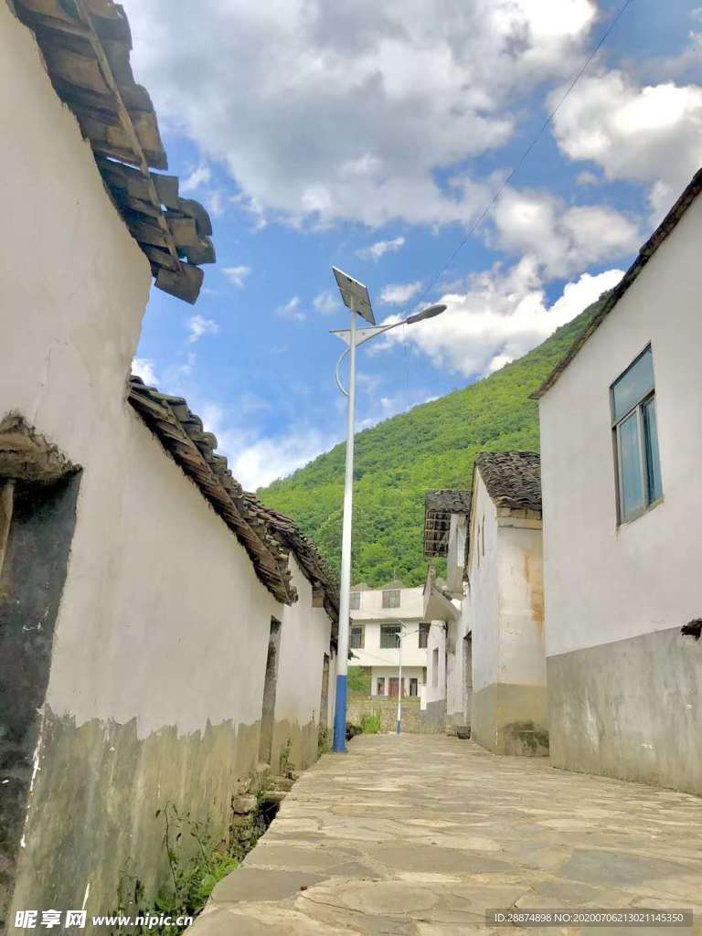 农村小巷  低瓦房  蓝天