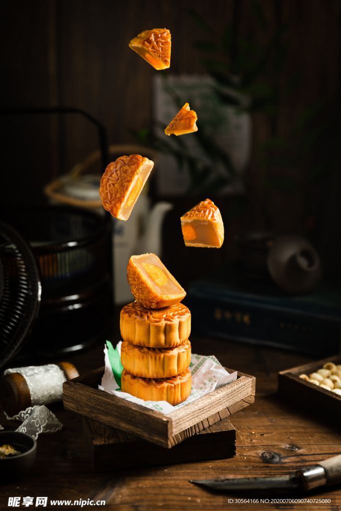 月饼中秋堆叠飞舞背景素材