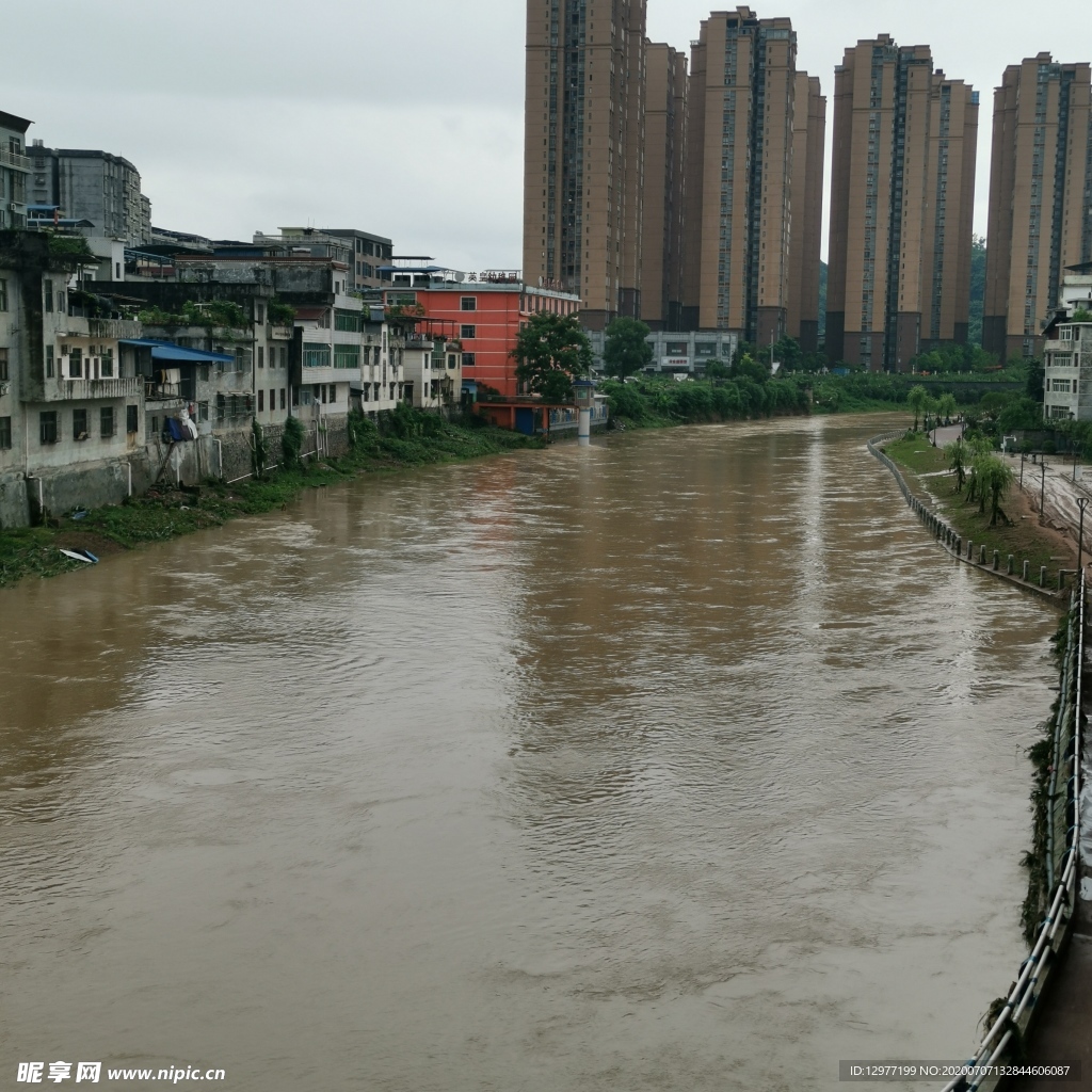 河道下雨涨水