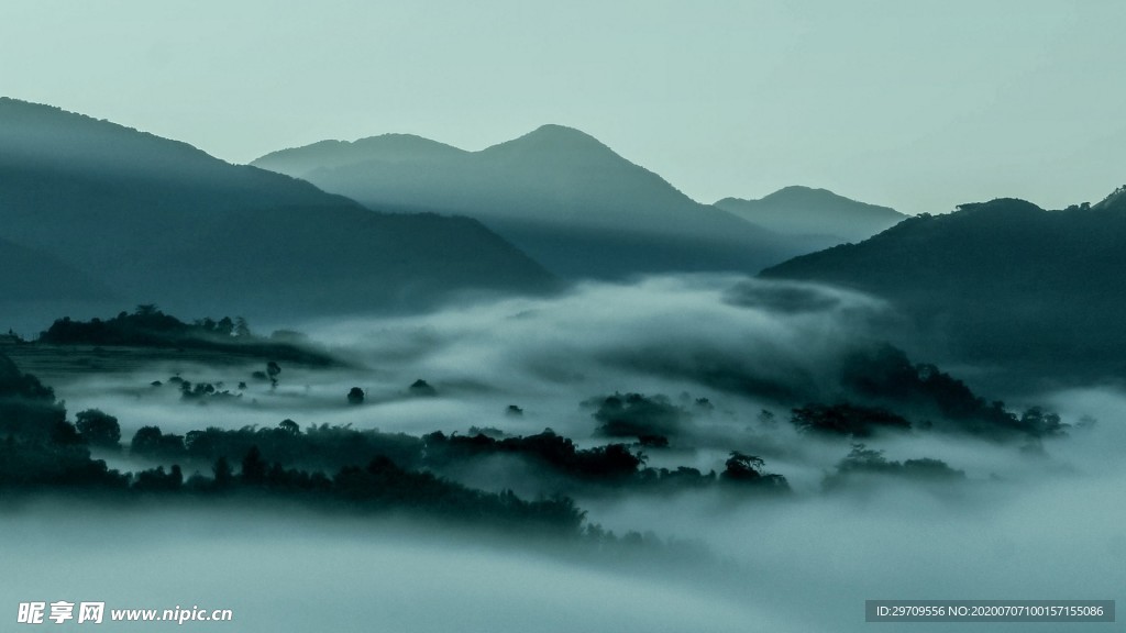 清晨薄雾风景