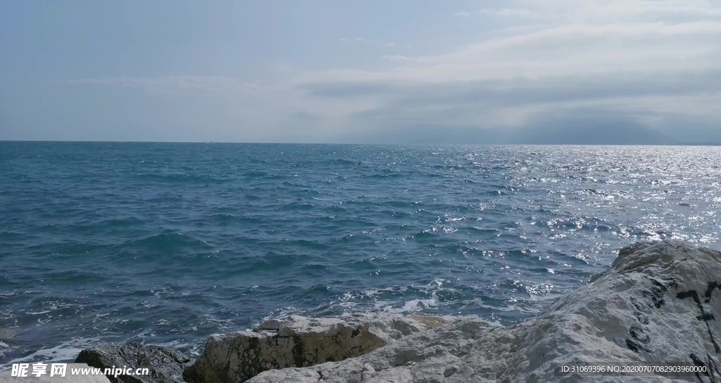 海滩岩石蓝天