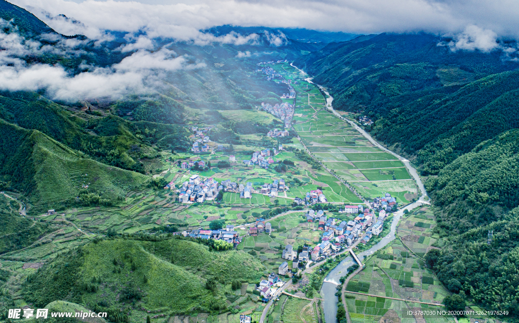 航拍依山伴水蓝天白云山村