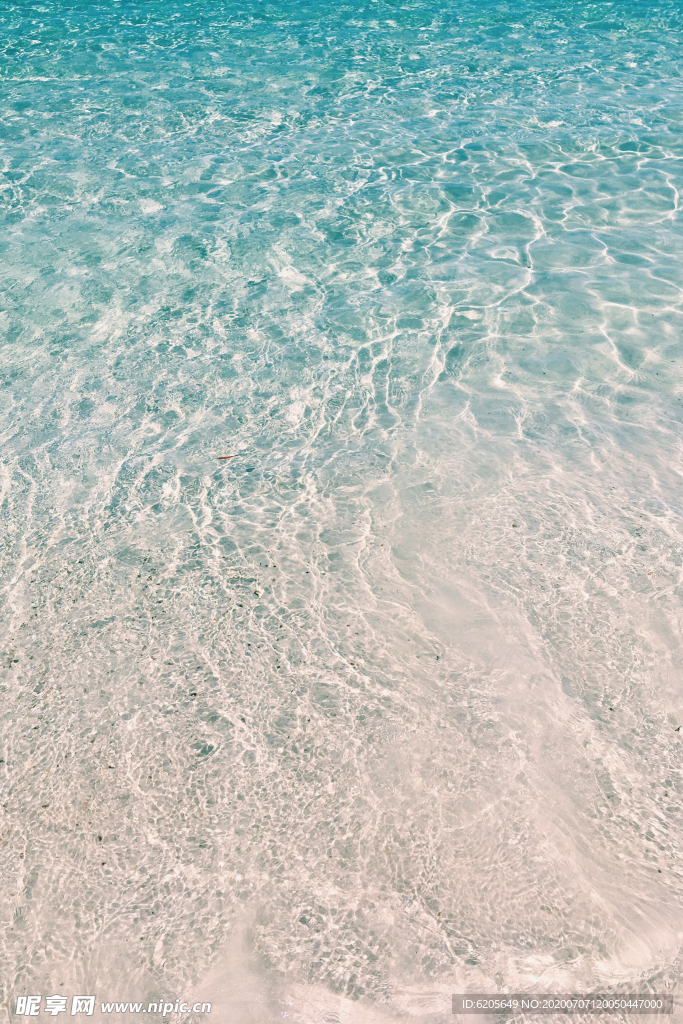 波光粼粼海边景色