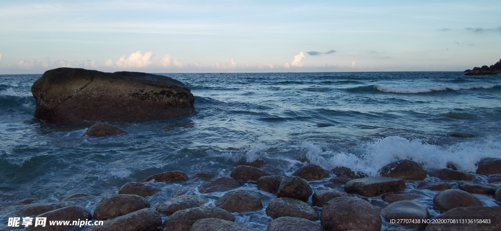 海边落潮石滩