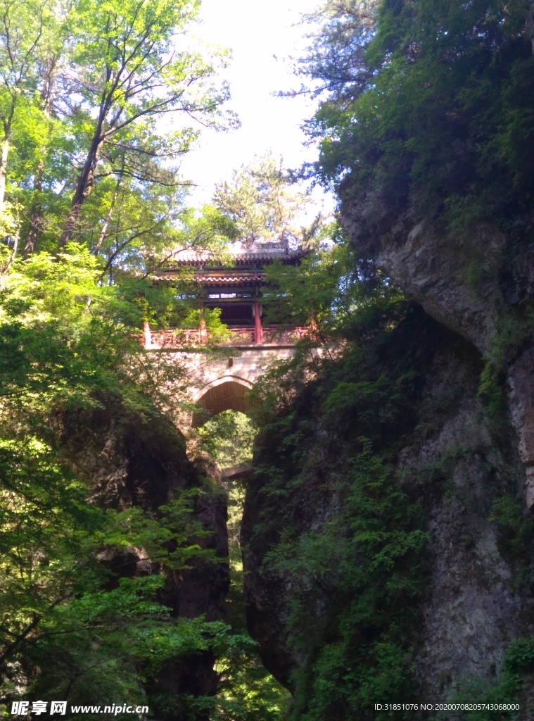 深山藏古寺