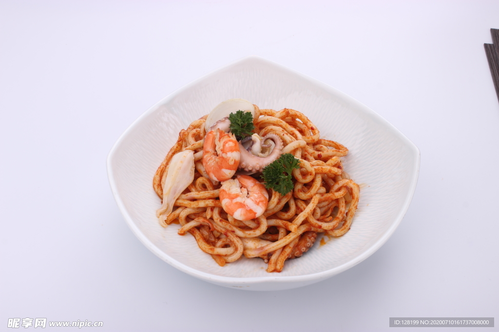 泡菜海鲜炒乌冬面