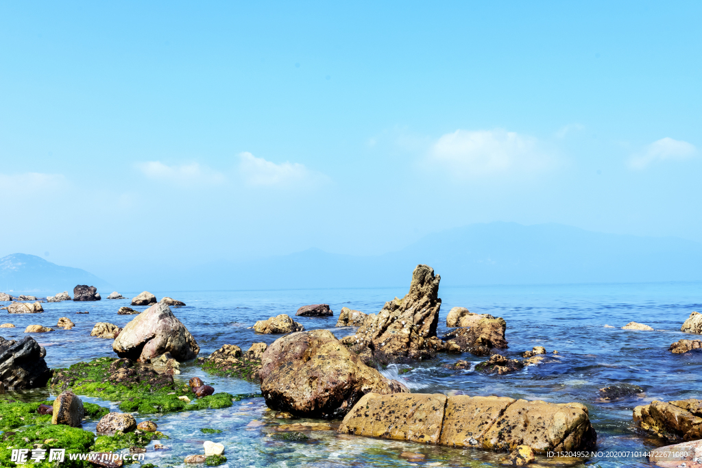 海浪岩石天空背景