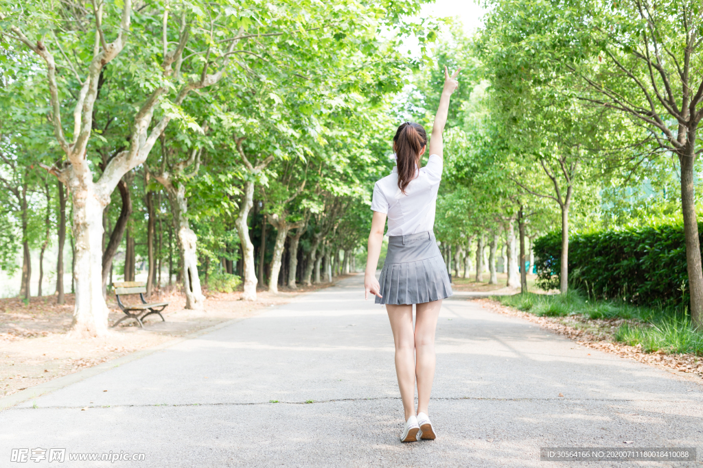 女性人物背影街道毕业海报背景