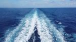 游艇拖拽海水