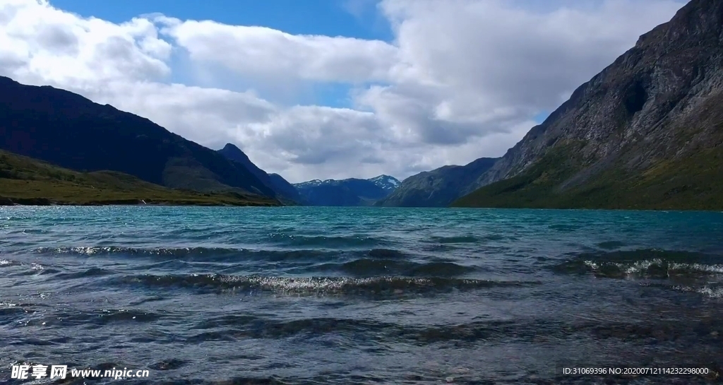 蓝天远山湖水