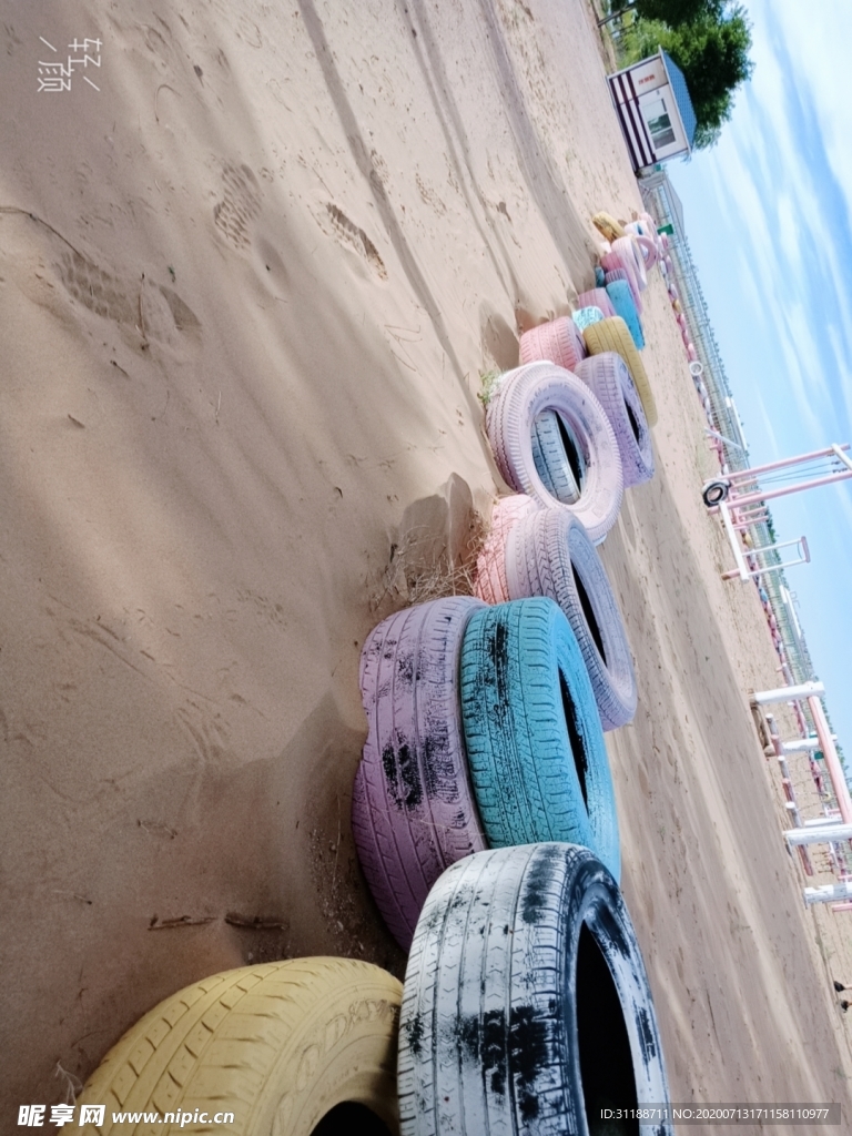 沙滩彩色轮胎