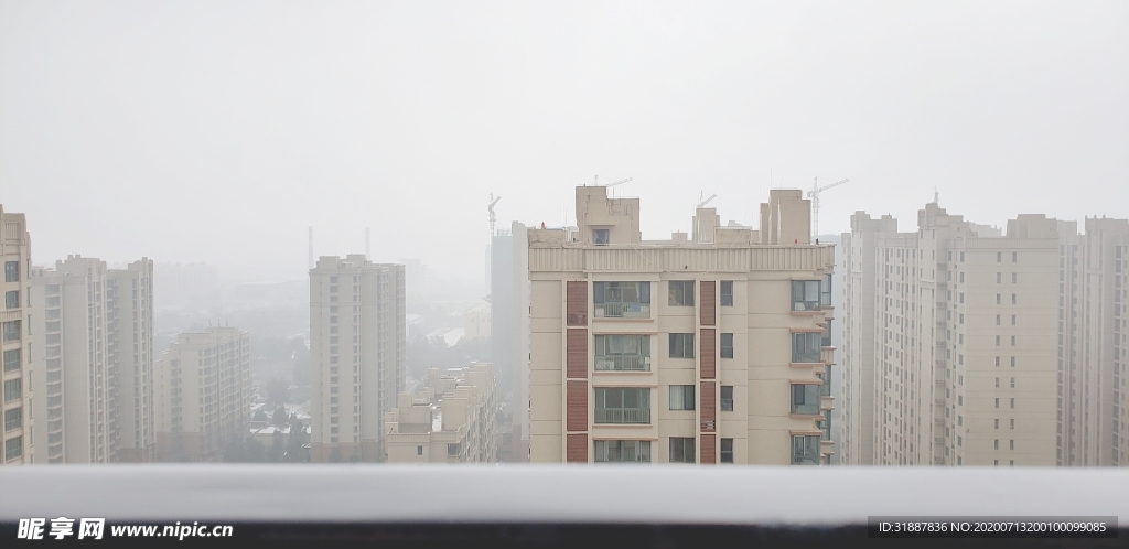 下雨天的城市风光