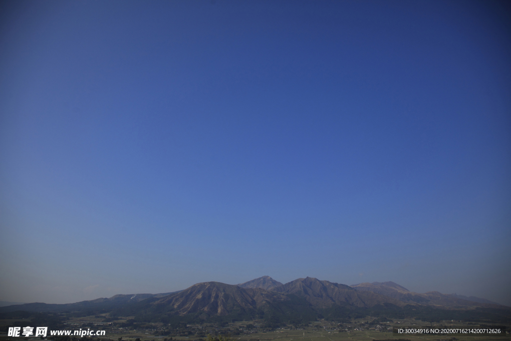 蓝天山峦