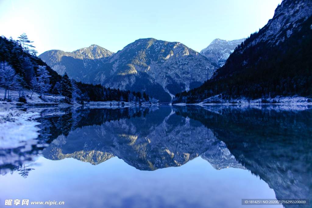 高山湖泊倒影