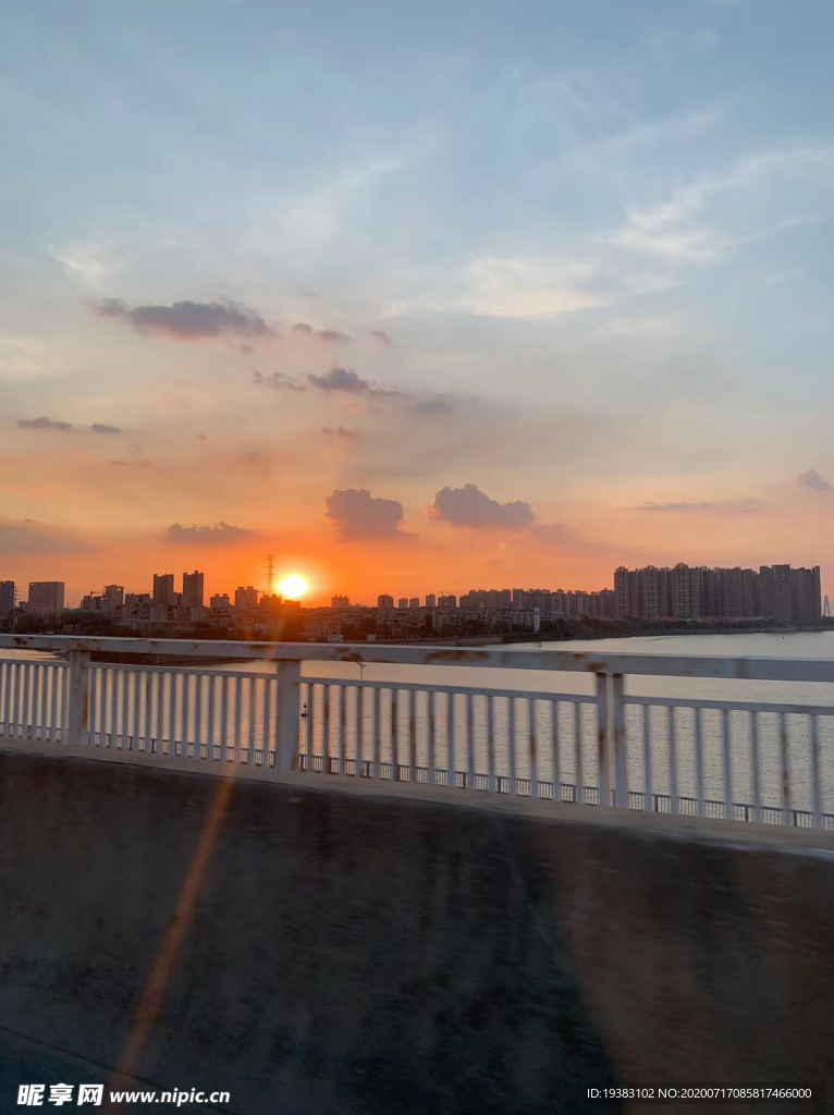 城市夕阳