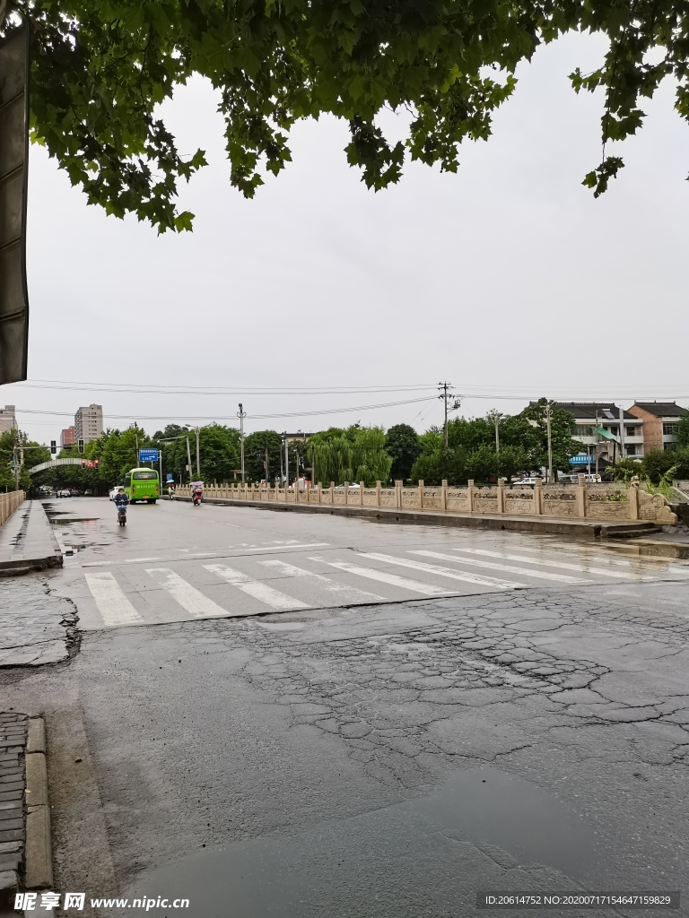 雨天的城市街道