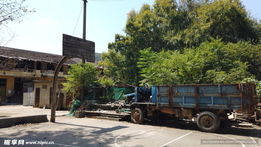 废弃篮球场