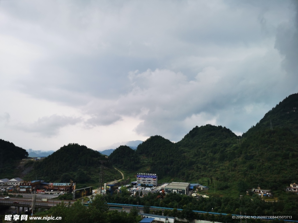 雨前的大山