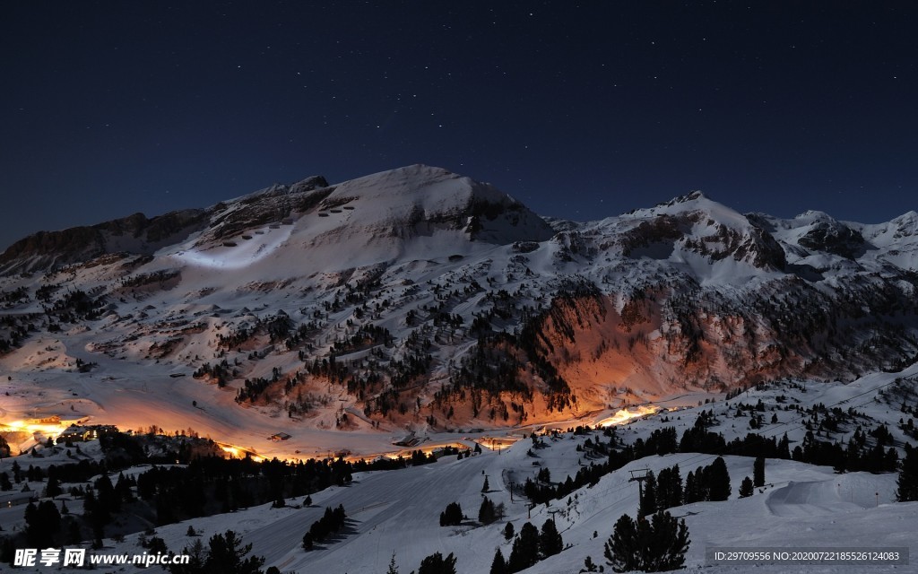 夜晚雪山景观