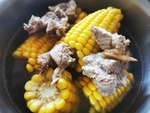 玉米炖排骨