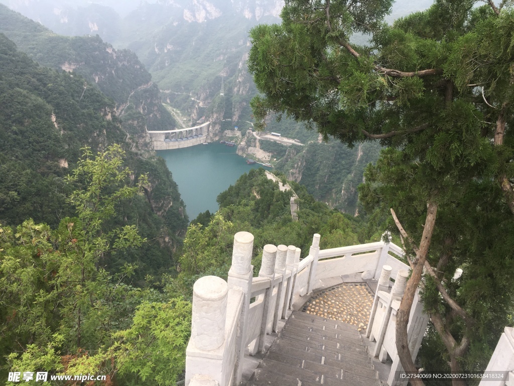 焦作云台山峰林峡群英湖大坝