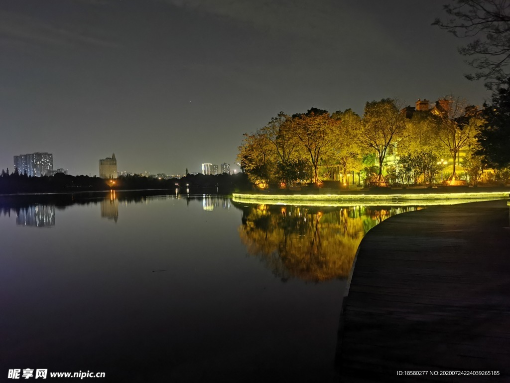 夜景倒影