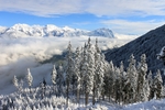 晴朗雪峰风景