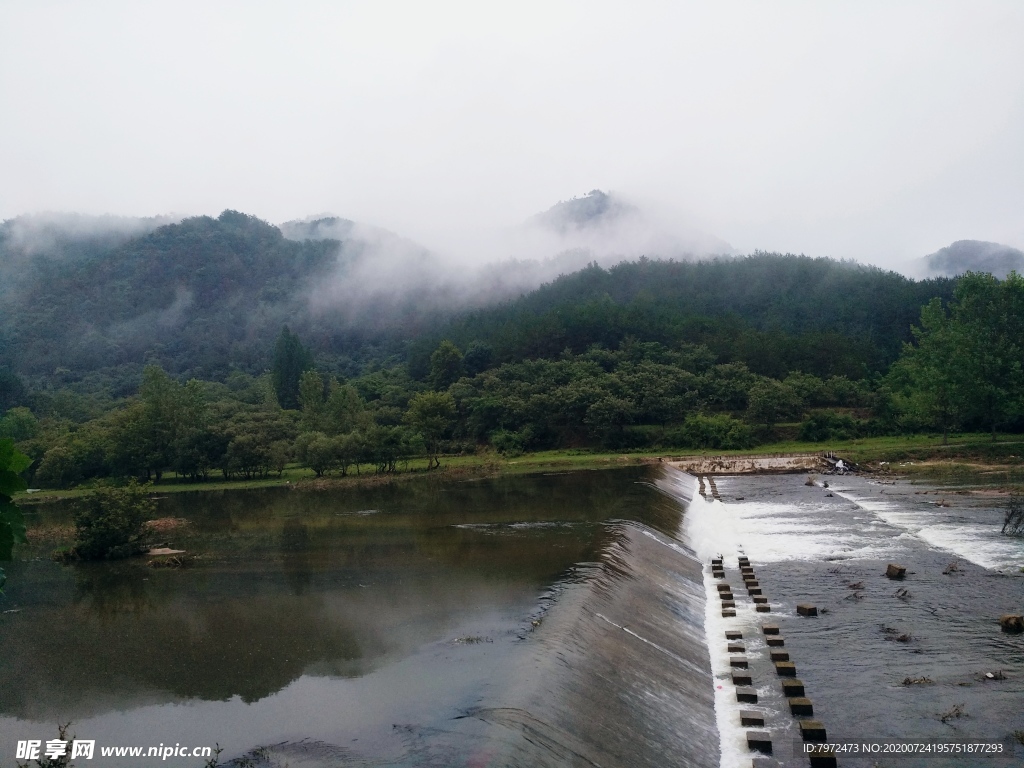 滚水坝