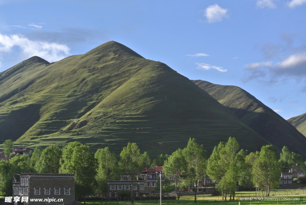 蓝天白云山峰