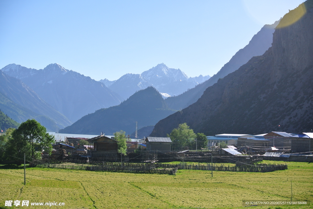 蓝天白云山峰