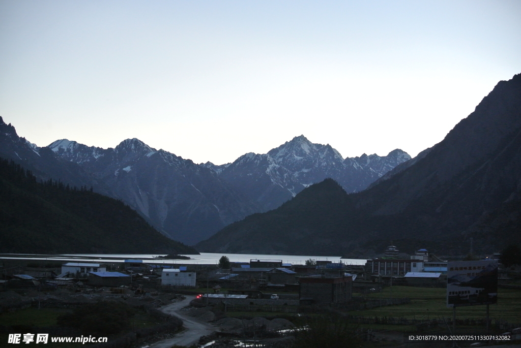 蓝天白云山峰