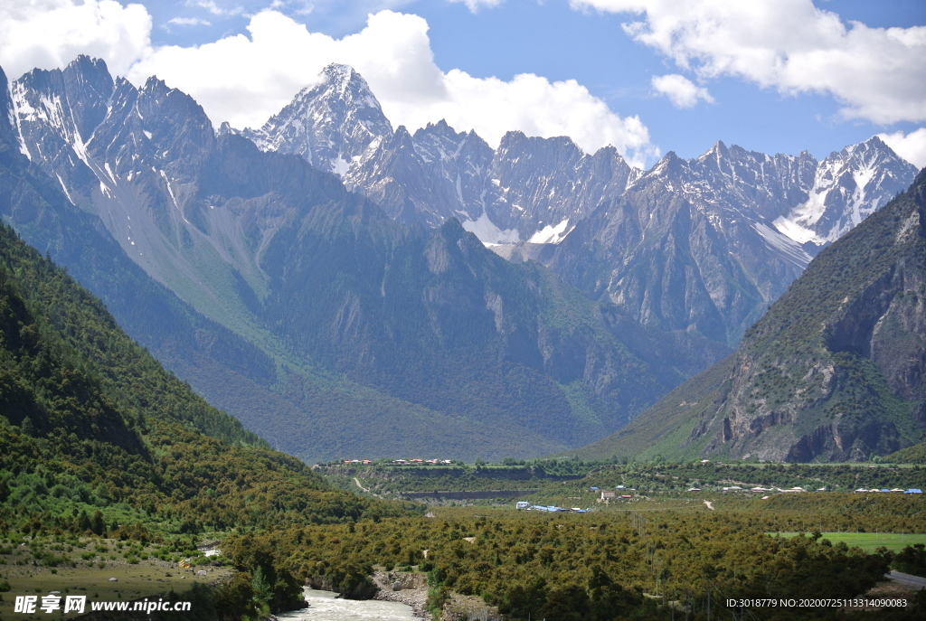 蓝天白云山峰