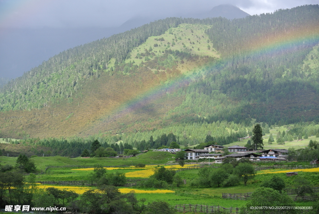 蓝天白云山峰