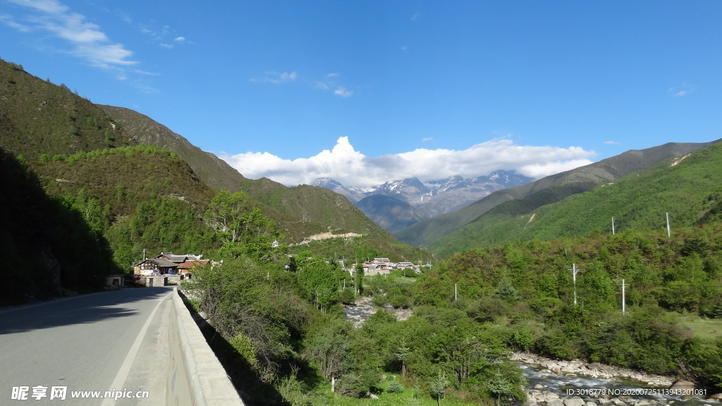 蓝天白云山峰