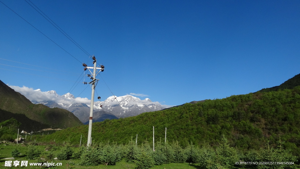 蓝天白云山峰