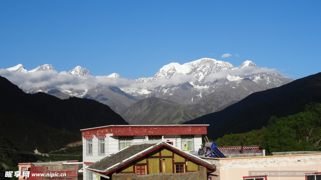 蓝天白云山峰
