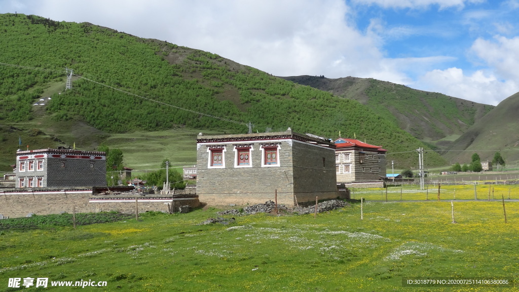 蓝天白云山峰