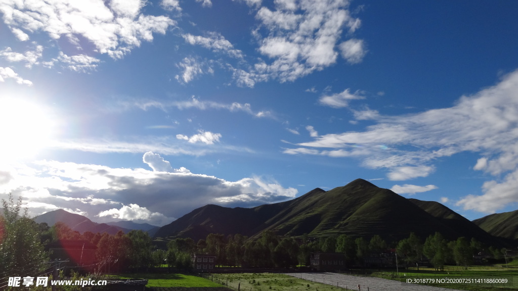 蓝天白云山峰