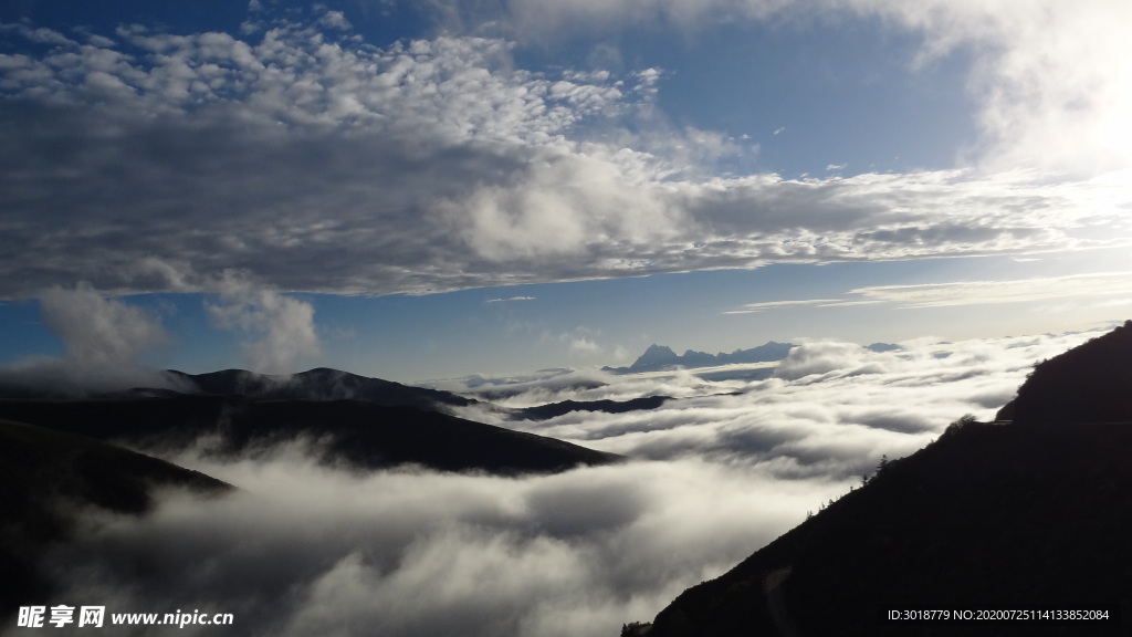 蓝天白云山峰