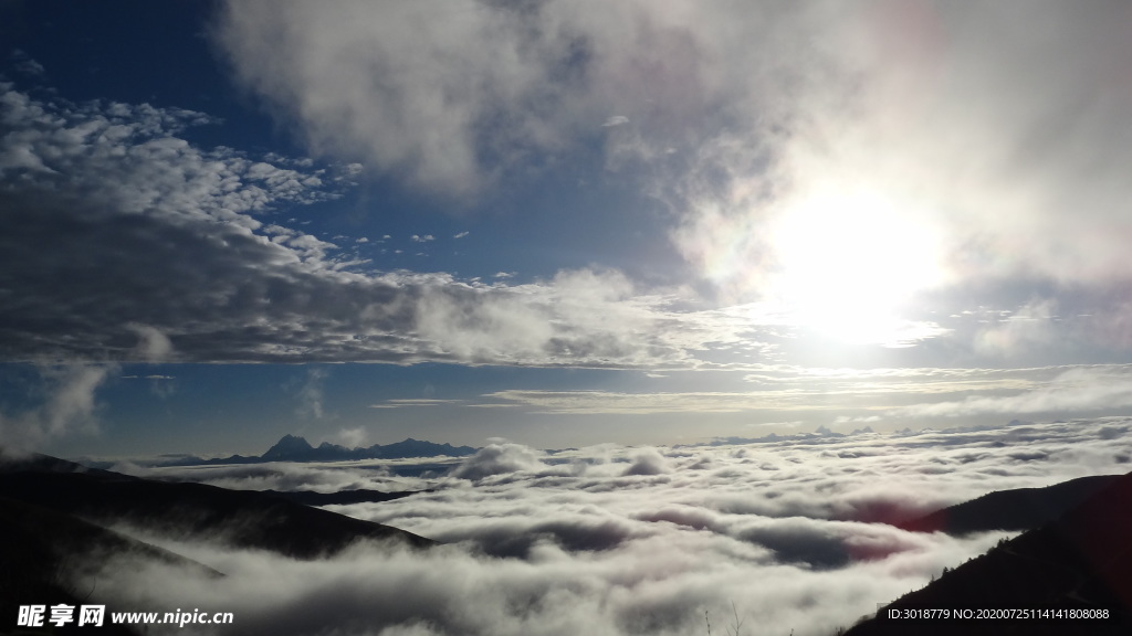 蓝天白云山峰