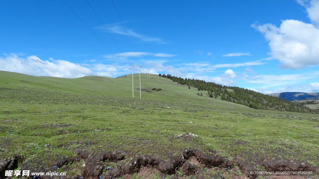 蓝天白云山峰