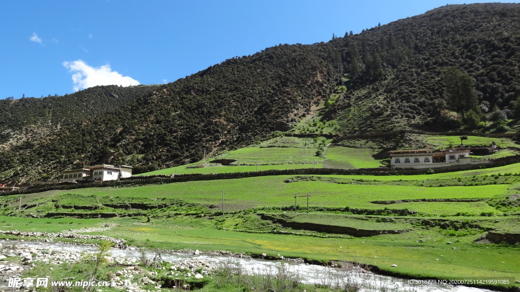 蓝天白云山峰