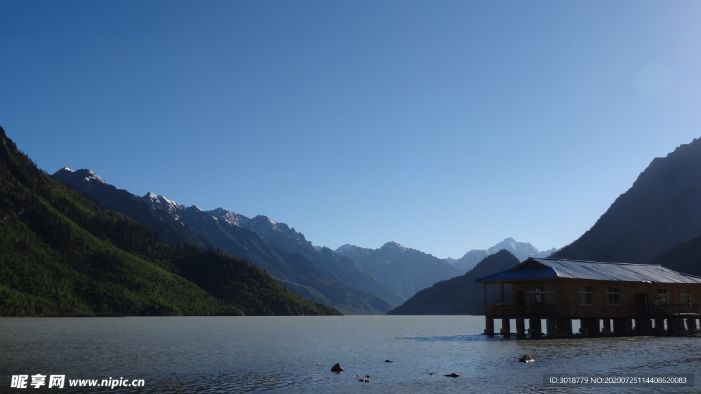 蓝天白云山峰