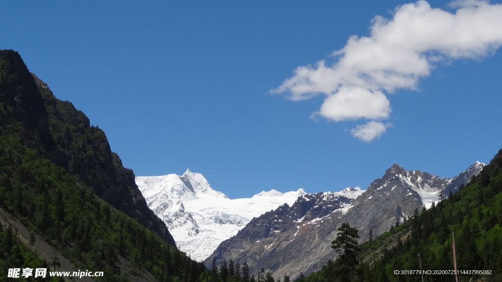 蓝天白云山峰