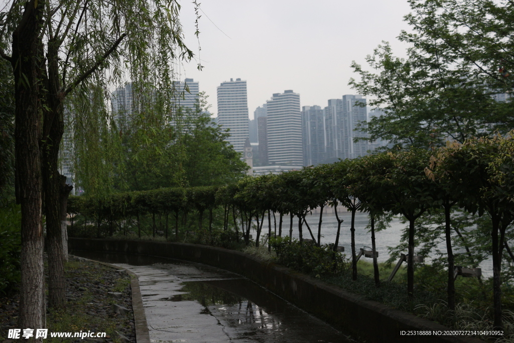 下雨天小路