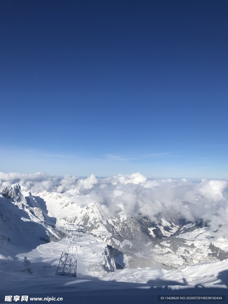 蓝天下的雪景